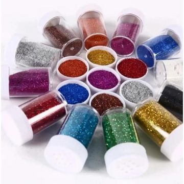 بودرة الجليتر في زجاجة صغيرة